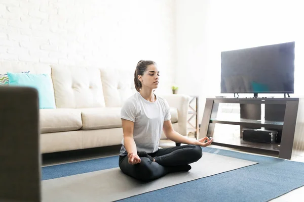 Young Hispanic Woman Meditating Lotus Yoga Pose Living Room — Stock Photo, Image