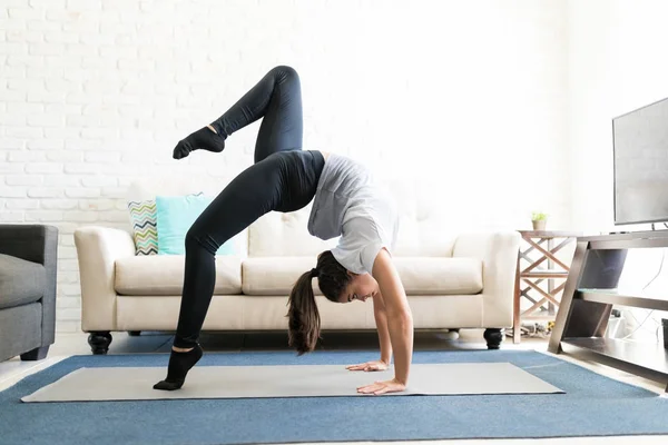 Ajuste Joven Mujer Arqueo Espalda Haciendo Arco Yoga Pose Casa —  Fotos de Stock