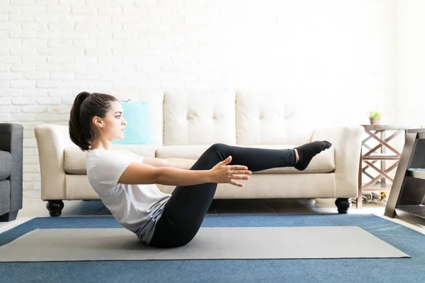 Mujer Joven Latina Estirando Haciendo Pose Yoga Barco Sala Estar —  Fotos de Stock