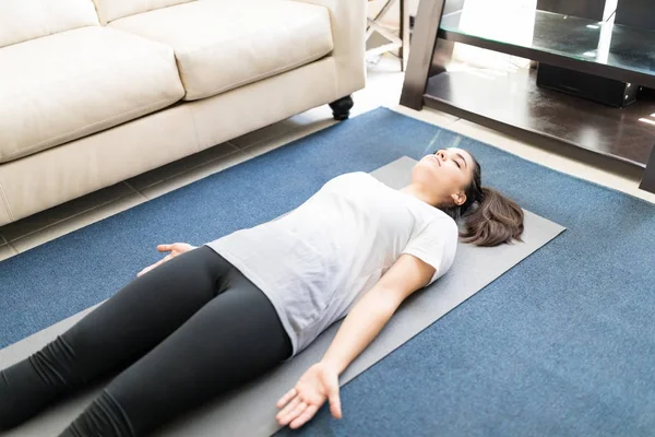 Mujer Hispana Practicando Yoga Cuerpo Muerto Posan Colchoneta Yoga Casa — Foto de Stock