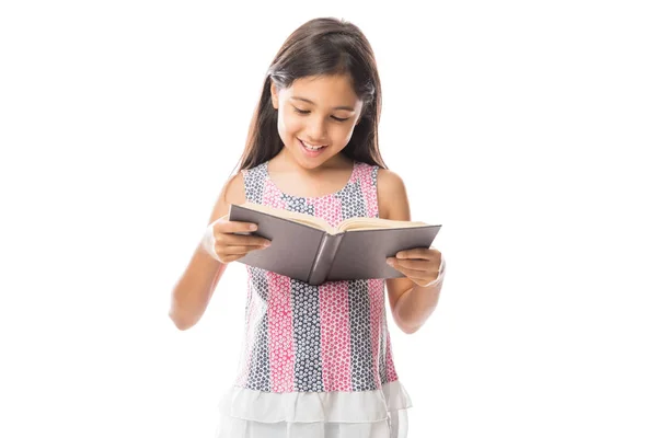 素敵な女の子は 白い背景で隔離に立っている間本を読んで — ストック写真