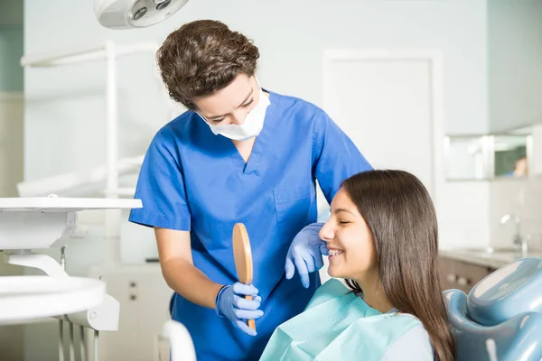 Dentista Femenina Mostrando Espejo Adolescente Con Aparatos Ortopédicos Clínica Dental — Foto de Stock