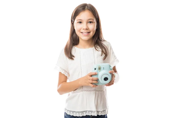 Lachende Jong Meisje Holding Fotocamera Fotograferen Geïsoleerd Witte Achtergrond — Stockfoto