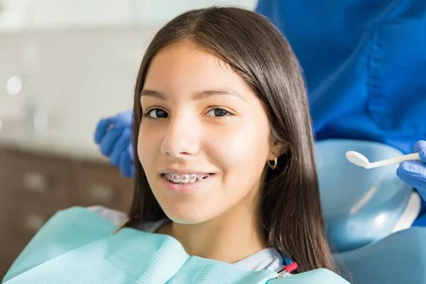 Retrato Una Adolescente Sonriente Con Aparatos Ortopédicos Sentada Silla Mientras — Foto de Stock