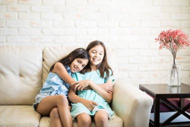 Gülümseyen ve birlikte oynayan mutlu kardeşler