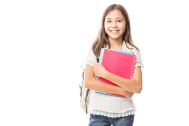 Beyaz arka plan üzerinde izole kitap ayak bağı üzerinde okul çantası ile kız öğrenci gülümseyen portresi