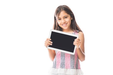 Sevimli küçük kız modern dijital tablet pc ile izole beyaz arka plan üzerinde siyah ekranla elinde tutan çekici 