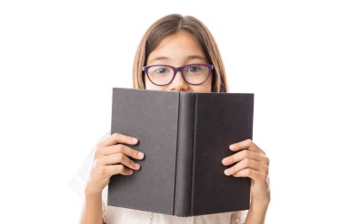 Beyaz arka plan üzerinde izole yüz kitap kullanacak gözlük kız