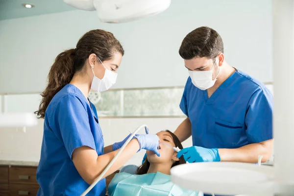 Dentistas Masculinos Femininos Examinando Adolescente Com Ferramentas Odontológicas Clínica — Fotografia de Stock