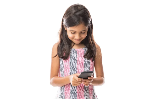 Aranyos Mosolygós Kislány Segítségével Korszerű Smartphone Elszigetelt Fehér Background — Stock Fotó