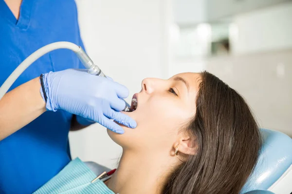 Adolescente Que Recibe Tratamiento Con Herramienta Dental Del Dentista Clínica — Foto de Stock