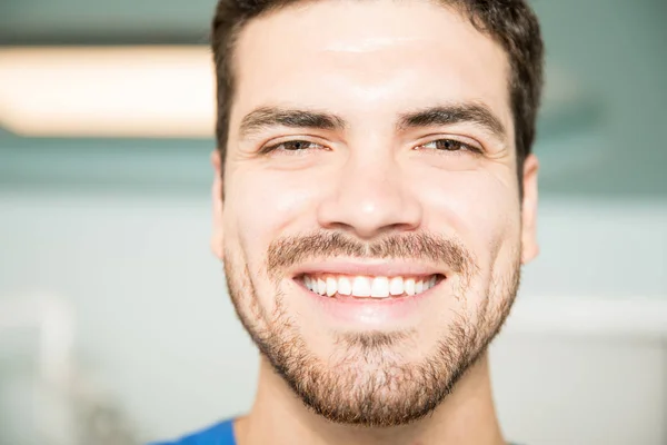 牙科诊所微笑中年男性患者肖像特写 — 图库照片