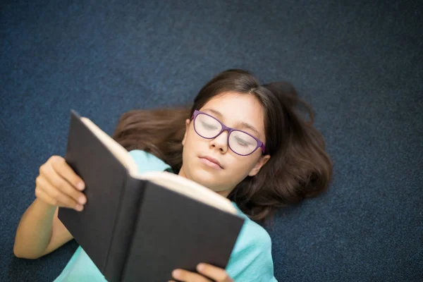 Felice Bambino Ragazza Tenendo Aperto Libro Mentre Sdraiato Sul Tappeto — Foto Stock