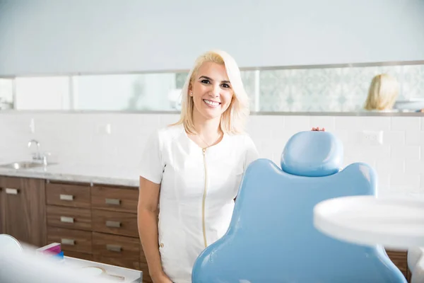 Bella Dentista Femminile Allestimento Sedia Stazione Attesa Prossimo Paziente Con — Foto Stock