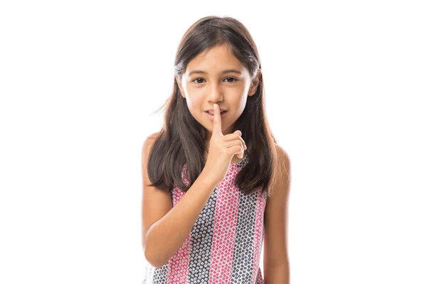 Retrato Menina Adorável Colocando Dedo Até Lábios Mostrando Shh Sinal — Fotografia de Stock