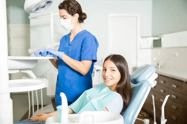 Ritratto Ragazza Sorridente Seduta Sulla Sedia Mentre Dentista Donna Guarda — Foto Stock