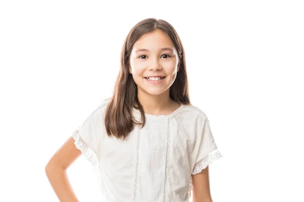 Ευτυχισμένος Κορίτσι Ισπανόφωνος Χαμογελώντας Βλέπουν Κάμερα Ενώ Στέκεται Απομονωθεί Λευκό — Φωτογραφία Αρχείου
