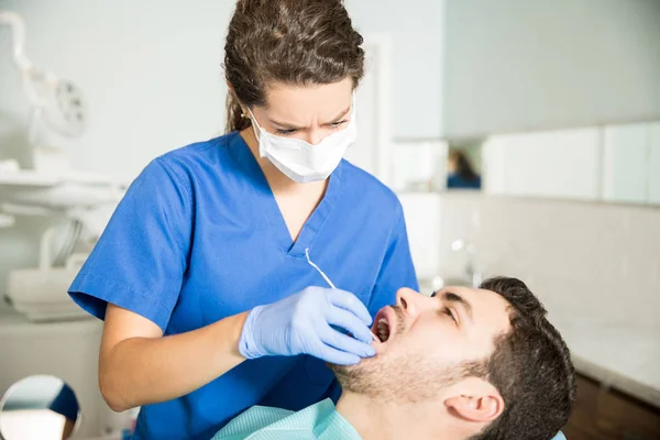 Dentista Feminino Examinando Homem Adulto Médio Com Escultura Dentária Clínica — Fotografia de Stock