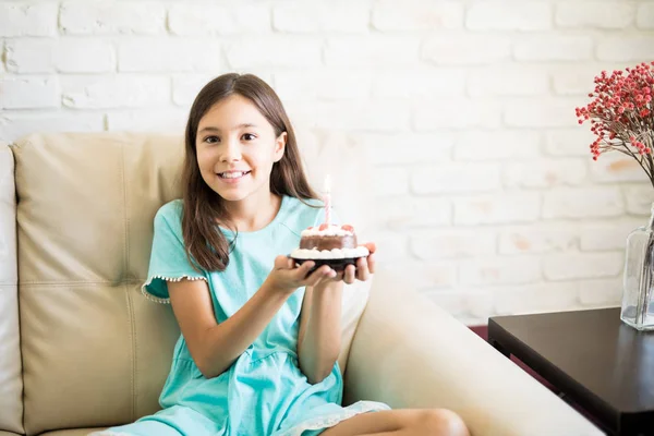 Niña Sosteniendo Magdalena Chocolate Con Una Vela Encendida Mientras Está —  Fotos de Stock