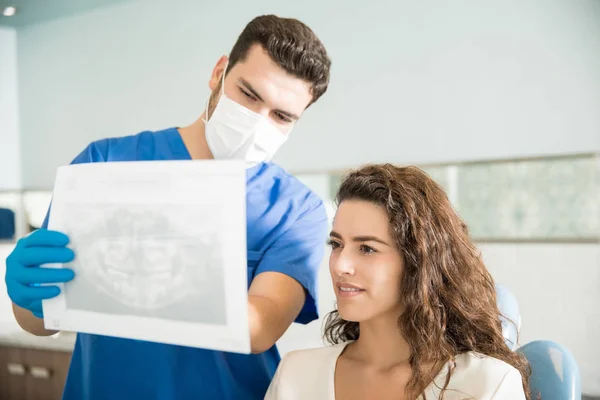 牙科诊所中成人牙科医生向女性展示牙齿 — 图库照片