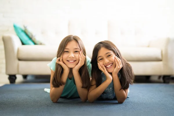 Hermanas Jóvenes Tumbadas Alfombra Del Piso Divirtiéndose Mientras Pasan Tiempo —  Fotos de Stock