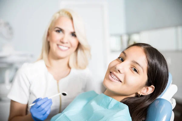 Pěkně Hispánský Teen Vyšetření Zubní Ortodontická Klinice — Stock fotografie