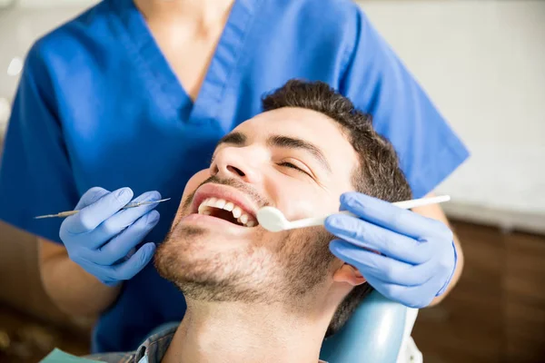 Paciente Adulto Médio Recebendo Tratamento Odontológico Com Ferramentas Dentista Feminino — Fotografia de Stock