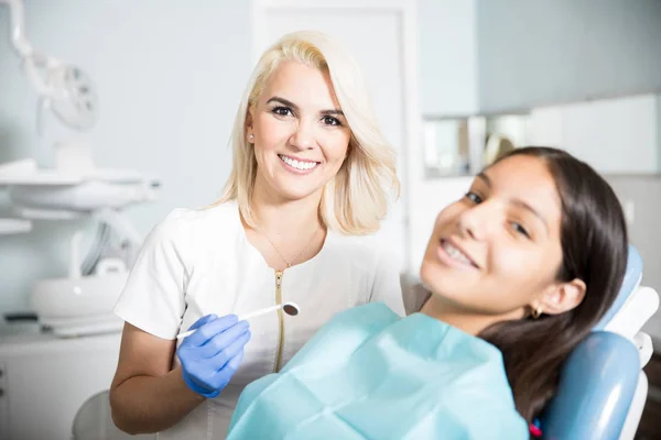 Odontoiatra che controlla l'apparecchio su una paziente donna — Foto Stock