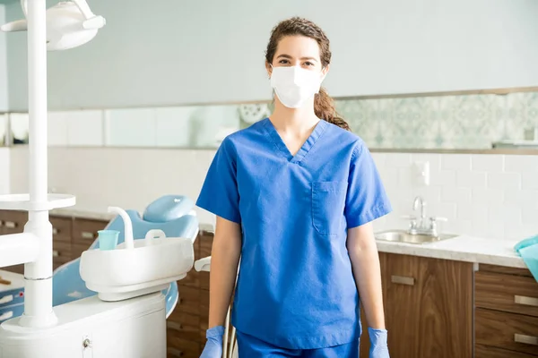 Ameliyat Maskesi Klinikte Ayakta Önlük Giyen Genç Kadın Dişçi Portresi — Stok fotoğraf