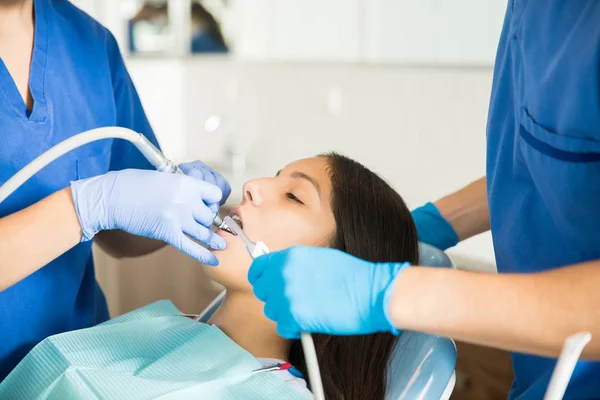 Midsection Equipe Médica Examinando Adolescente Com Equipamentos Odontológicos Clínica — Fotografia de Stock