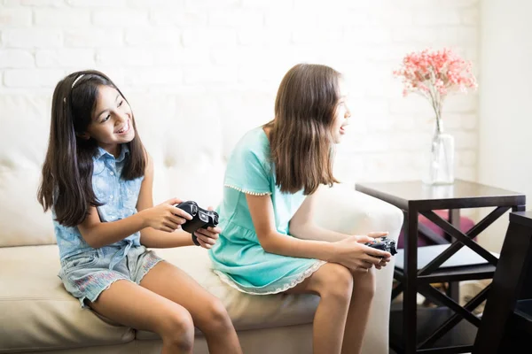 Kleine Zusters Met Gamepads Videospel Samenspelen Zittend Bank Thuis — Stockfoto