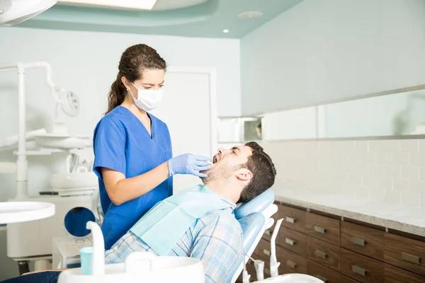 Paciente Masculino Adulto Médio Recebendo Tratamento Odontológico Dentista Feminino Clínica — Fotografia de Stock