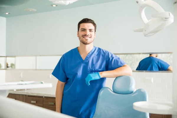 Retrato Dentista Adulto Sonriente Pie Junto Una Silla Una Clínica — Foto de Stock