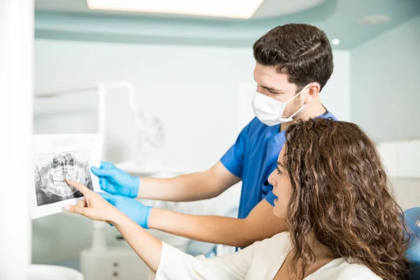 Средний Взрослый Стоматолог Показывает Рентген Зубов Пациентке Стоматологической Клиники — стоковое фото