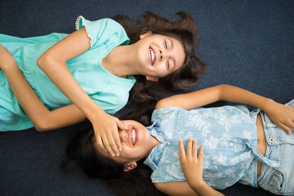 Vista Superior Las Hermanitas Felices Divirtiéndose Riendo Mientras Están Acostadas — Foto de Stock