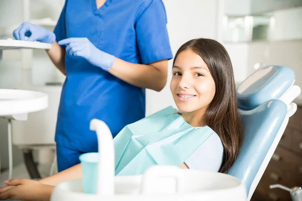 Retrato Menina Adolescente Sorridente Sentada Cadeira Pelo Dentista Que Trabalha — Fotografia de Stock