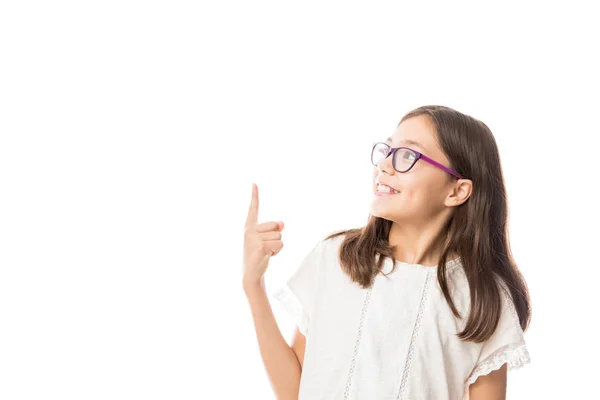 Chica Sonriente Bastante Hispana Gafas Apuntando Con Dedo Hacia Arriba —  Fotos de Stock