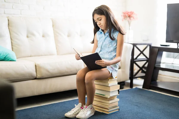 Fille Assise Sur Pile Livres Maison Dans Salon Livre Lecture — Photo