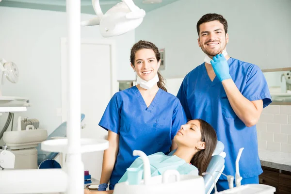 Erkek Kadın Diş Hekimleri Tarafından Diş Kliniği Hastaya Ayakta Portresi — Stok fotoğraf