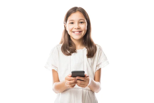 Mignon Petite Fille Souriante Utilisant Smartphone Moderne Isolé Sur Fond — Photo