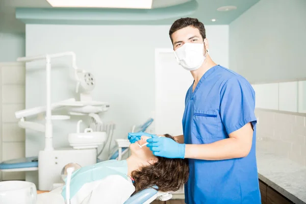 Retrato Dentista Masculino Confiante Com Paciente Sexo Feminino Clínica Odontológica — Fotografia de Stock