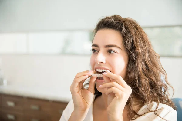 Güzel Genç Kadın Giyen Clear Aligner Diş Kliniği Içinde Closeup — Stok fotoğraf