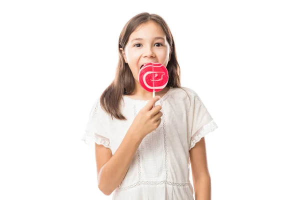 Menina Bonito Vestindo Blusa Branca Segurando Grande Pirulito Redemoinho Vermelho — Fotografia de Stock