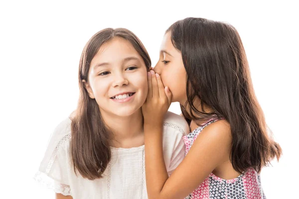 Schattige Kleine Zus Grappige Geheim Delen Met Oudere Zus Oren — Stockfoto