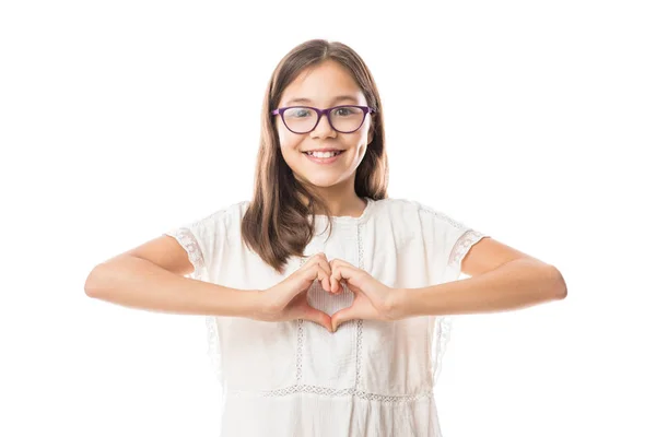 Υπέροχο Κορίτσι Παιδί Κάνοντας Καρδιά Σχήμα Χέρια Που Απομονώνονται Λευκό — Φωτογραφία Αρχείου
