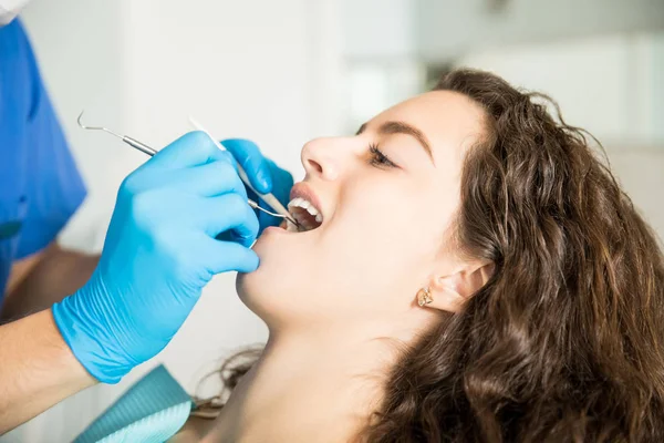 Mujer Joven Sometida Chequeo Con Equipo Dental Clínica — Foto de Stock