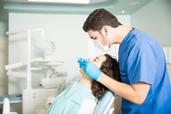 Seitenansicht Des Männlichen Zahnarztes Der Patientin Mit Werkzeugen Zahnklinik Untersucht — Stockfoto