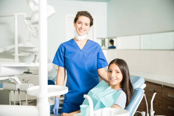 Retrato Una Joven Dentista Sonriente Parada Junto Una Adolescente Clínica — Foto de Stock