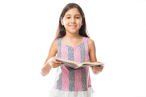 Indah Gadis Kecil Membaca Buku Sambil Berdiri Terisolasi Latar Belakang — Stok Foto