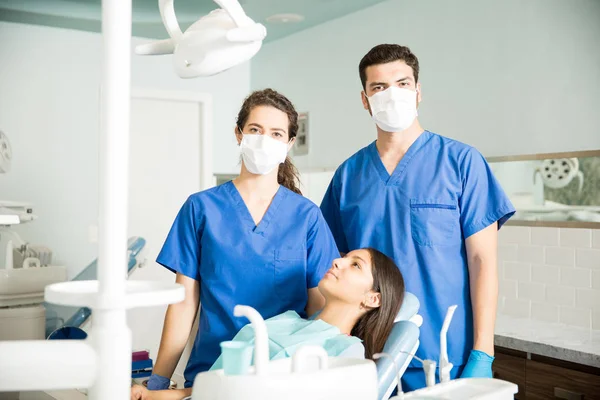 Erkek Kadın Diş Hekimleri Tarafından Diş Kliniği Hastaya Ayakta Portresi — Stok fotoğraf